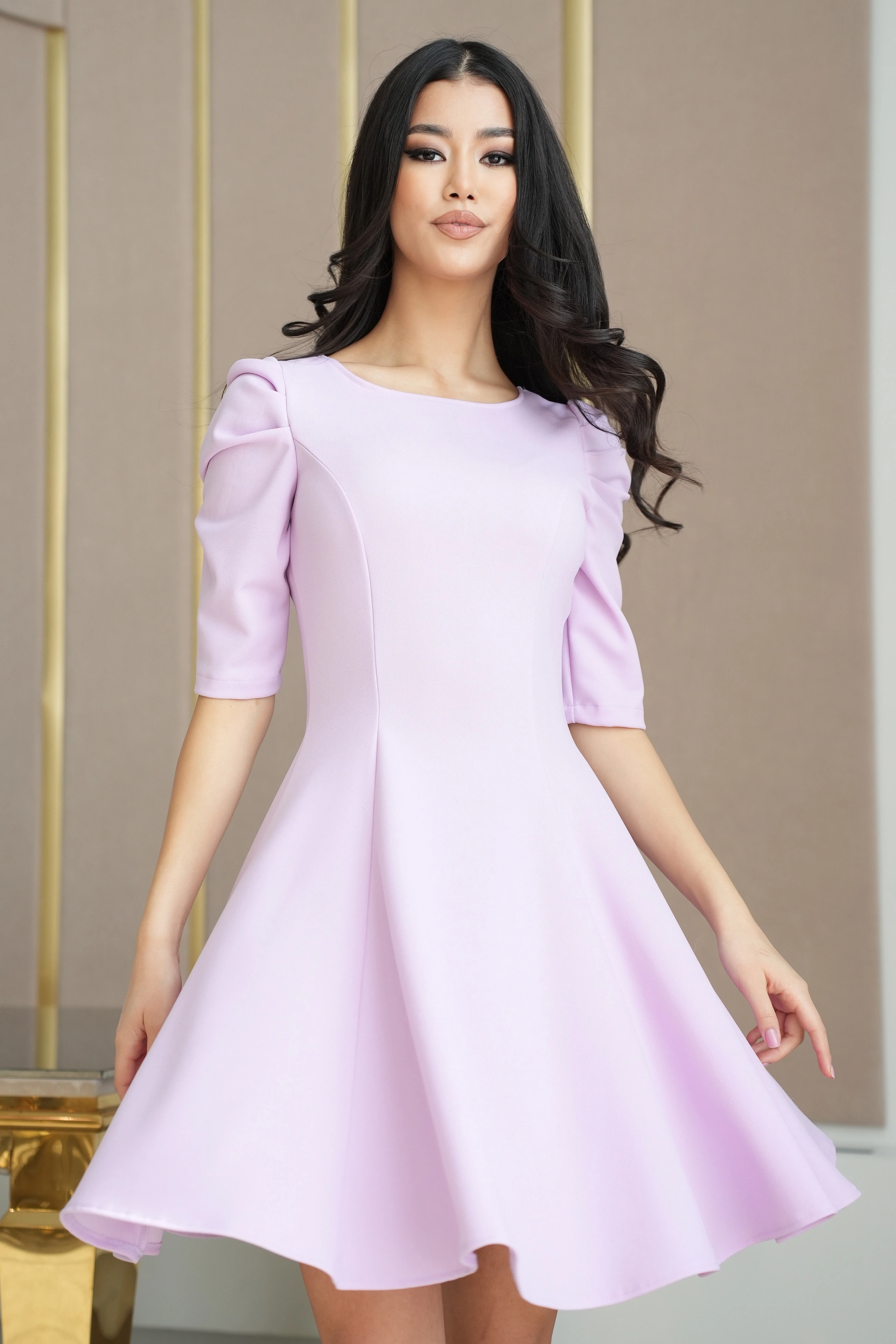 Rochie din crep roz-deschis scurta in clos cu umeri bufanti